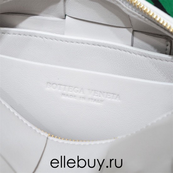 BOTTEGA VENETA BRICK CASSETTE Small 23.5 White All Leather Style: 9305 Size: 23.5x10x10cm Full Leather