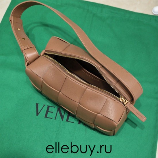 BOTTEGA VENETA BRICK CASSETTE Small 23.5 Brown All Leather Style: 9305 Size: 23.5x10x10cm Full Leather