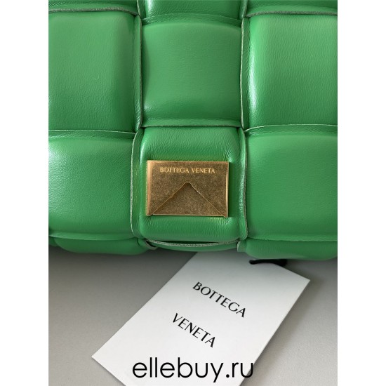 BOTTEGA VENETA Cassette Chain Padded Cassette Green Gold Buckle Medium 26 Size: 26x18x6cm Full Leather