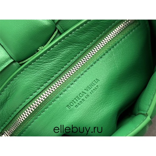 BOTTEGA VENETA Cassette 19 Medium Green 19x12x5cm Full Leather