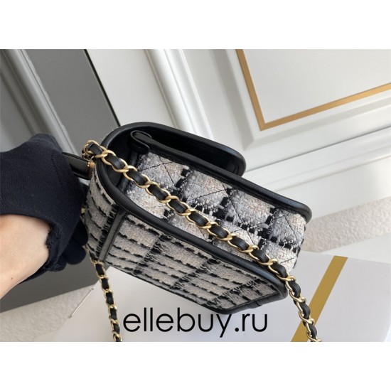 Chanel 22K Flap Bag for Autumn/Winter, Messenger Bag in Woolen Fabric, Gray, Gold Hardware, Dimensions: 17x21x6cm.