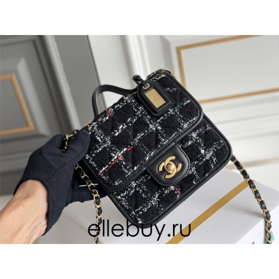 Chanel 22K Flap Bag for Autumn/Winter, Messenger Bag in Woolen Fabric, Black, Gold Hardware, Dimensions: 17x21x6cm.