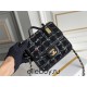 Chanel 22K Flap Bag for Autumn/Winter, Messenger Bag in Woolen Fabric, Black, Gold Hardware, Dimensions: 17x21x6cm.