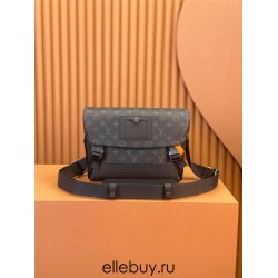 Louis Vuitton Discovery Messenger PM Voyager in Monogram Eclipse Black (M40511): 33.0x22.5x11.0 cm