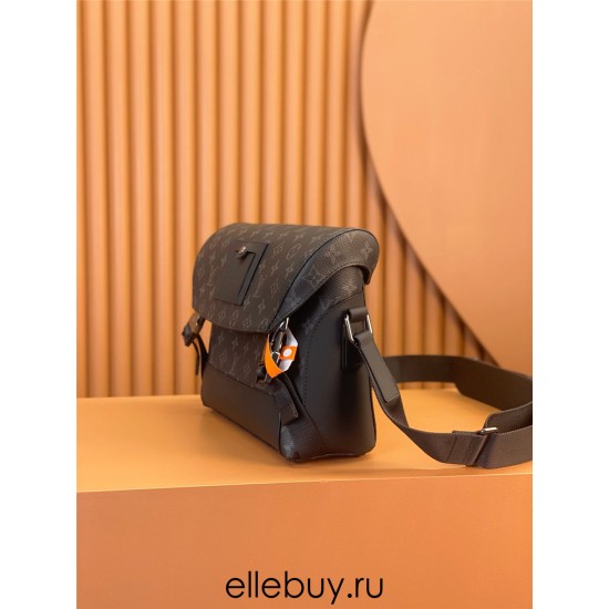 Louis Vuitton Discovery Messenger PM Voyager in Monogram Eclipse Black (M40511): 33.0x22.5x11.0 cm