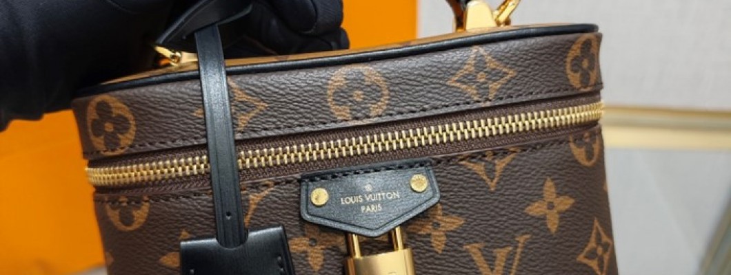 Ellebag’s 1:1 Replica of Louis Vuitton M47125 Vanity Chain Pouch: A Tribute to Iconic Craftsmanship (2024 Dec updated)