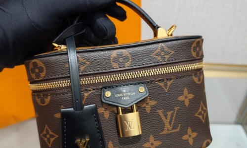 Ellebag’s 1:1 Replica of Louis Vuitton M47125 Vanity Chain Pouch: A Tribute to Iconic Craftsmanship (2024 Dec updated)