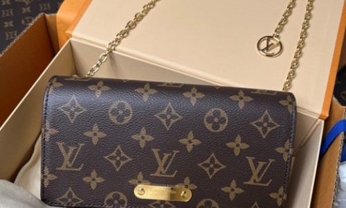 Ellebag's 1:1 Replica of Louis Vuitton M82509 Wallet On Chain Lily: Craftsmanship and Timeless Elegance(2024 Dec Updated)