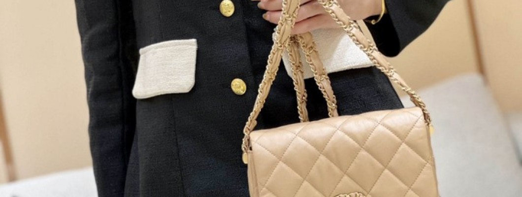 Ellebag's Exquisite Replica: The Beige Lambskin Chanel Bag with Wide Shoulder Strap and Gold Hardware(2024 Dec Updated)