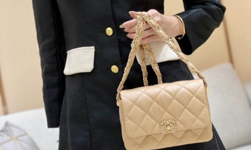 Ellebag's Exquisite Replica: The Beige Lambskin Chanel Bag with Wide Shoulder Strap and Gold Hardware(2024 Dec Updated)