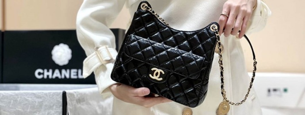 Ellebag's Exquisite Replica: The Black Oil-Waxed Leather Chanel Hobo Bag with Gold Hardware(2024 Dec Updated)