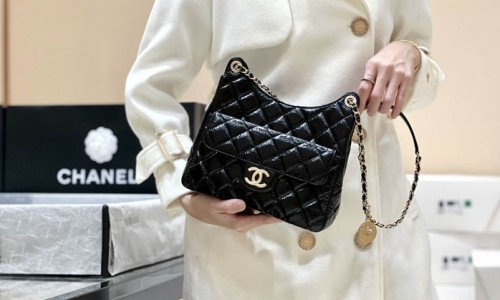 Ellebag's Exquisite Replica: The Black Oil-Waxed Leather Chanel Hobo Bag with Gold Hardware(2024 Dec Updated)