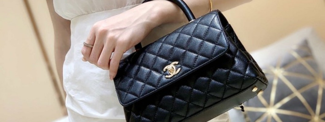 Ellebag's Exquisite Replica: The Black Caviar Leather Chanel Coco Handle 22P with Champagne Gold Hardware(2024 Dec Updated)