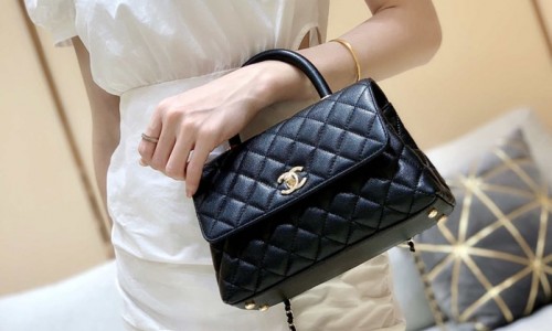 Ellebag's Exquisite Replica: The Black Caviar Leather Chanel Coco Handle 22P with Champagne Gold Hardware(2024 Dec Updated)