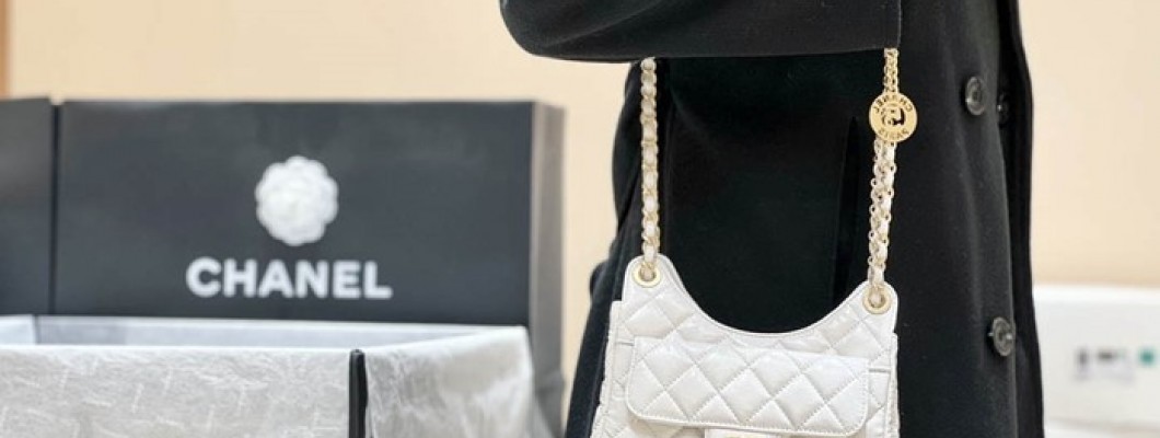 Ellebag's Exquisite Replica: The White Lambskin Chanel Small Hobo Bag with Gold Hardware(2024 Dec Updated)