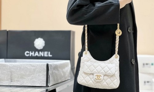 Ellebag's Exquisite Replica: The White Lambskin Chanel Small Hobo Bag with Gold Hardware(2024 Dec Updated)