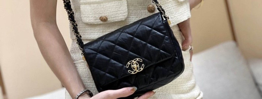 Ellebag's Exquisite Replica: The Black Lambskin Chanel Bag with Wide Shoulder Strap and Gold Hardware(2024 Dec Updated)