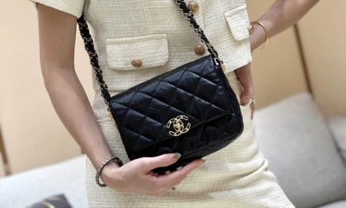 Ellebag's Exquisite Replica: The Black Lambskin Chanel Bag with Wide Shoulder Strap and Gold Hardware(2024 Dec Updated)