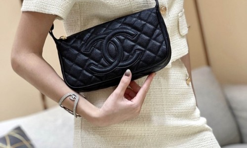 Ellebag's Exquisite Replica: The Black Lambskin Chanel Bag with Wide Leather-Interlaced Chain and Gold Hardware(2024 Dec Updated)