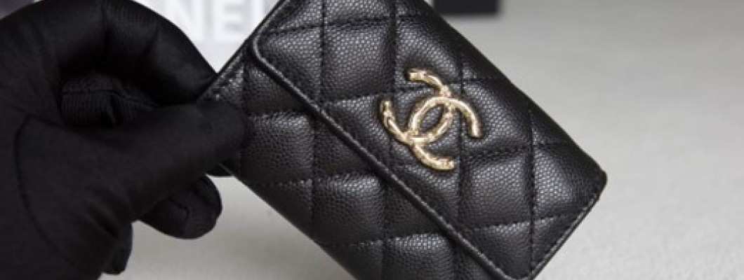 Ellebag’s Masterful 1:1 Replica of the Chanel 24S Double C Logo Wallet: Luxury, Precision, and Craftsmanship(2024 Dec Updated)