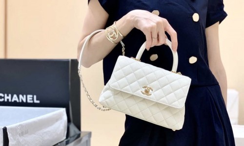 Ellebag's Exquisite Replica: The White Caviar Leather Chanel Coco Handle 22P with Champagne Gold Hardware(2024 Dec Updated)