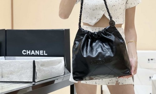 Ellebag's Exquisite Replica: The All-Black Chanel 22 Handbag AS3260(2024 Dec Updated)