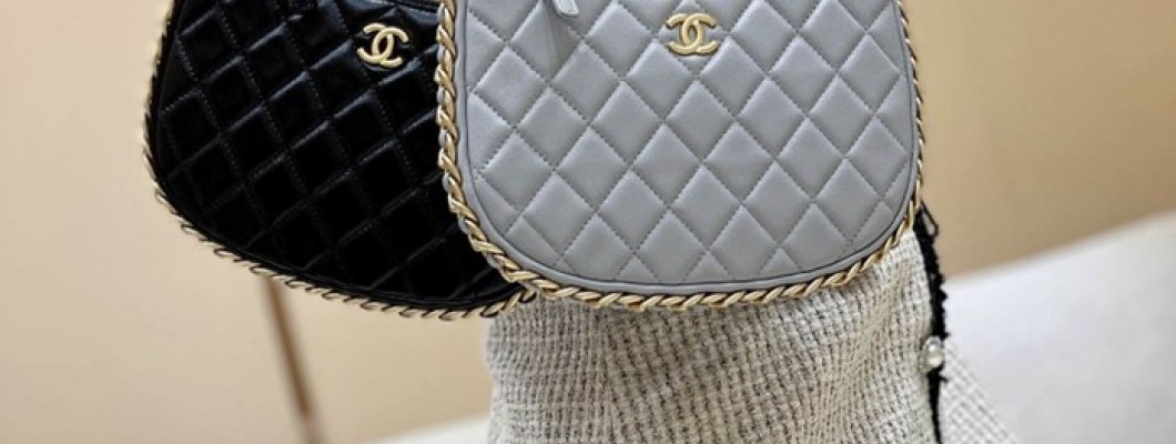 Ellebag's Exquisite Replica: The Black Lambskin Chanel Hobo Handbag with Gold Hardware(2024 Dec Updated)