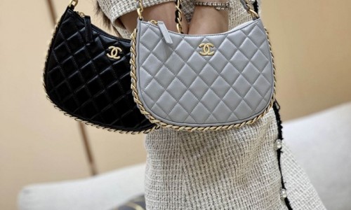 Ellebag's Exquisite Replica: The Black Lambskin Chanel Hobo Handbag with Gold Hardware(2024 Dec Updated)