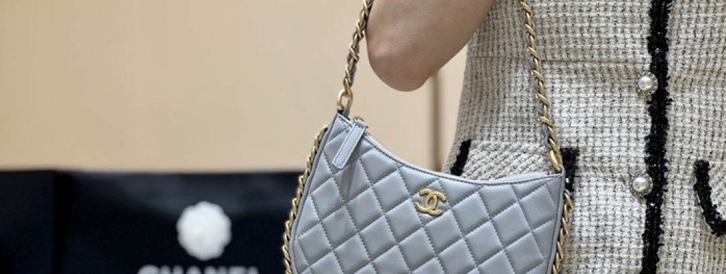 Ellebag's Exquisite Replica: The Light Blue Lambskin Chanel Hobo Handbag with Gold Hardware(2024 Dec Updated)