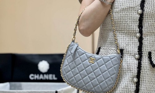 Ellebag's Exquisite Replica: The Light Blue Lambskin Chanel Hobo Handbag with Gold Hardware(2024 Dec Updated)