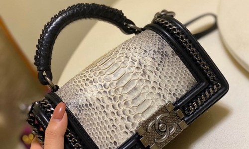 Ellebag super fake Chanel Le Boy Handle Bag: The Elegance of a 20cm Python Leather Handbag(2024 Dec Updated)