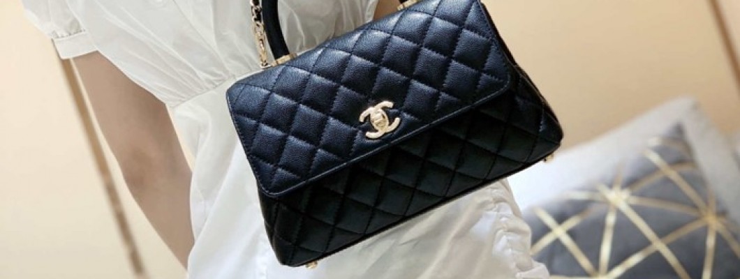 Ellebag's Exquisite Replica: The Black Caviar Leather Chanel Coco Handle 22P with Champagne Gold Hardware(2024 Dec Updated)