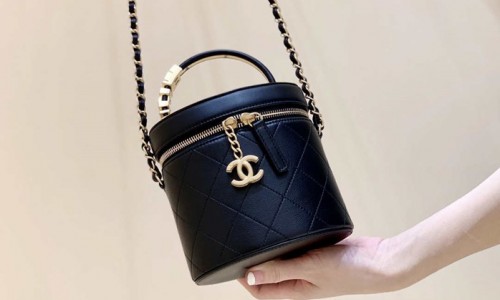 Ellebag's Masterful Recreation of the Chanel AS2061 Black Lambskin Vanity Case(2025 Jan Updated)