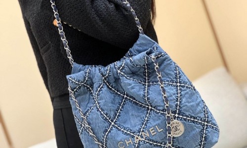 Ellebag's Exquisite Replica of the Chanel 22 Small Handbag: A Denim Masterpiece with Silver-Tone Hardware(2024 Dec Updated)