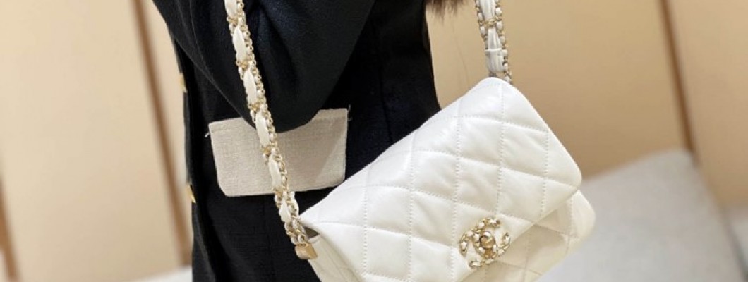 Ellebag's Exquisite Replica: The White Lambskin Chanel Bag with Wide Shoulder Strap and Gold Hardware(2024 Dec Updated)