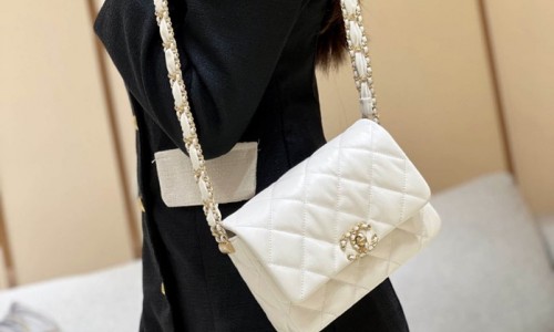 Ellebag's Exquisite Replica: The White Lambskin Chanel Bag with Wide Shoulder Strap and Gold Hardware(2024 Dec Updated)