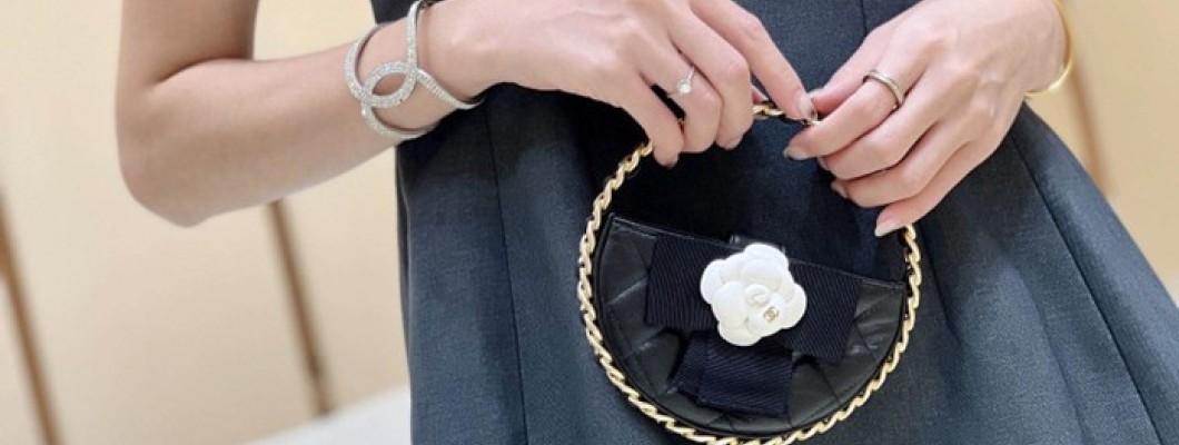 Ellebag's Exquisite Replica: The Black Lambskin Chanel Pouch with Gold Hardware(2024 Dec Updated)