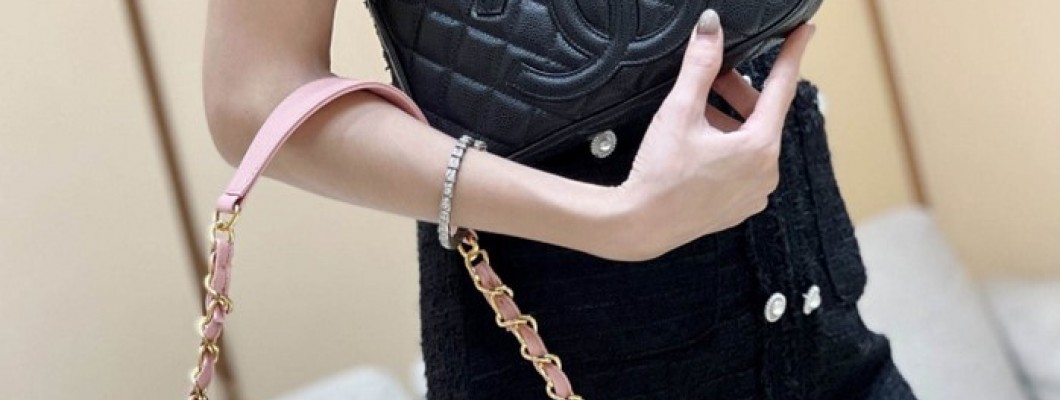 Ellebag's Exquisite Replica: The Pink Caviar Leather Chanel Bag with Wide Leather-Interlaced Chain and Gold Hardware(2024 Dec Updated)