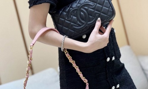 Ellebag's Exquisite Replica: The Pink Caviar Leather Chanel Bag with Wide Leather-Interlaced Chain and Gold Hardware(2024 Dec Updated)