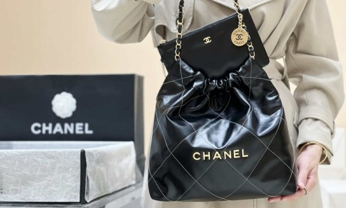 Ellebag's Exquisite Replica: The Black Calfskin Chanel 22 Handbag AS3260 with Gold Hardware(2024 Dec Updated)