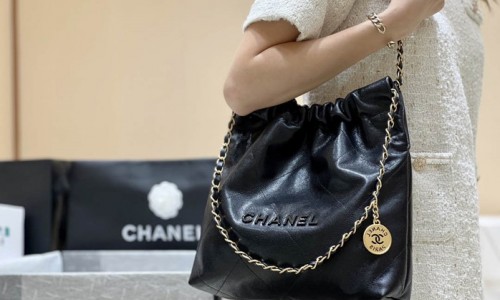 Ellebag's Exquisite Replica: The Black Caviar Leather Chanel 22 Small Handbag with Gold Hardware(2024 Dec Updated)