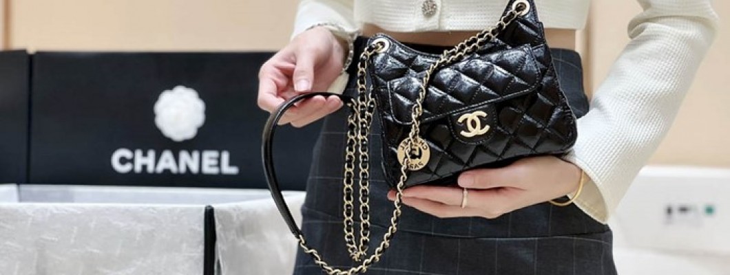 Ellebag's Exquisite Replica: The Black Oil-Waxed Leather Chanel Small Hobo Bag with Gold Hardware(2024 Dec Updated)