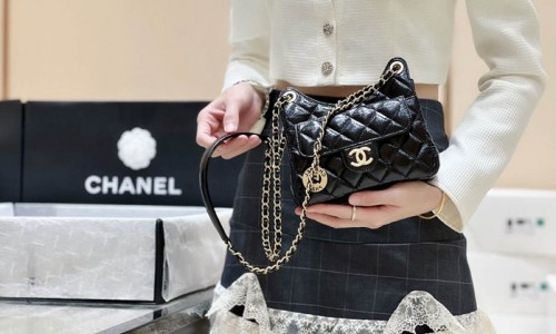 Ellebag's Exquisite Replica: The Black Oil-Waxed Leather Chanel Small Hobo Bag with Gold Hardware(2024 Dec Updated)