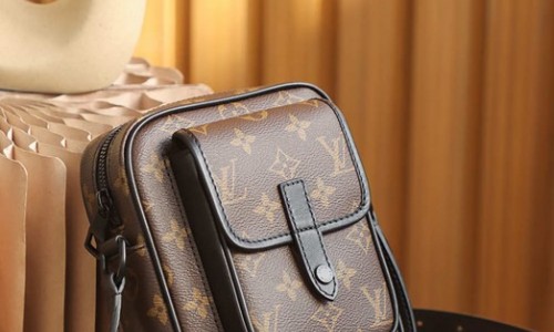 Ellebag’s 1:1 Replica of Louis Vuitton Christopher Camera Bag M69404: A Blend of Vintage Charm and Modern Craftsmanship(2024 Dec Updated)