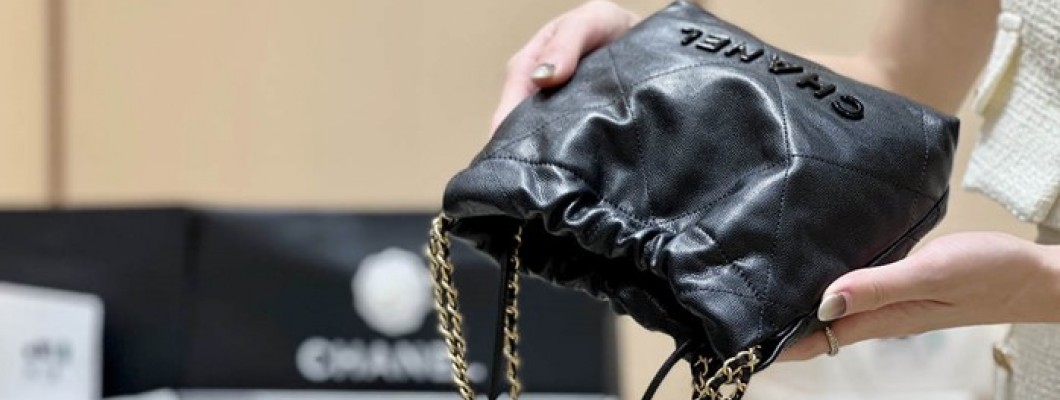 Ellebag's Exquisite Replica: The Black Caviar Leather Chanel 22 Mini Handbag with Gold Hardware(2024 Dec Updated)