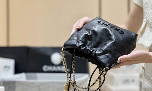 Ellebag's Exquisite Replica: The Black Caviar Leather Chanel 22 Mini Handbag with Gold Hardware(2024 Dec Updated)