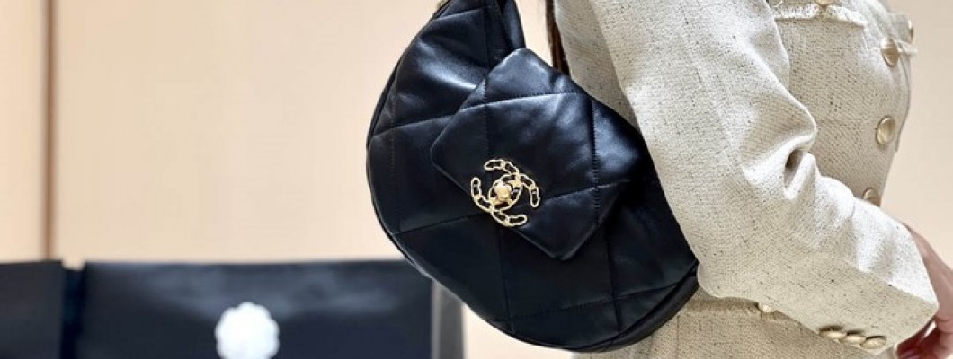 Discovering the Craftsmanship of Ellebag's Premium Replica: The 19 Hobo Bag in Black Lambskin with Gold Hardware(2024 Nov Updated