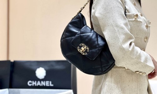 Discovering the Craftsmanship of Ellebag's Premium Replica: The 19 Hobo Bag in Black Lambskin with Gold Hardware(2024 Nov Updated