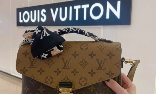 Ellebag’s 1:1 Replica of Louis Vuitton M44876 Color Block Messenger Bag: Precision Craftsmanship Meets Timeless Design (2024 Dec updated)