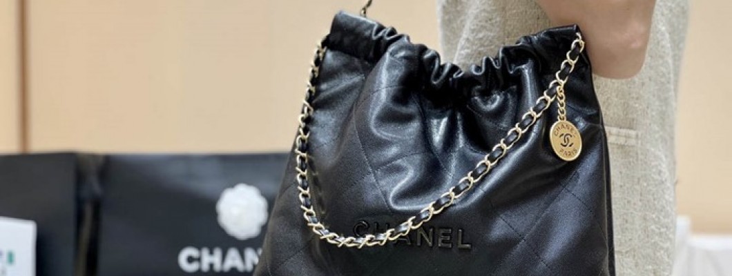 Ellebag's Exquisite Replica: The Black Caviar Leather Chanel 22 Medium Handbag with Gold Hardware(2024 Dec Updated)